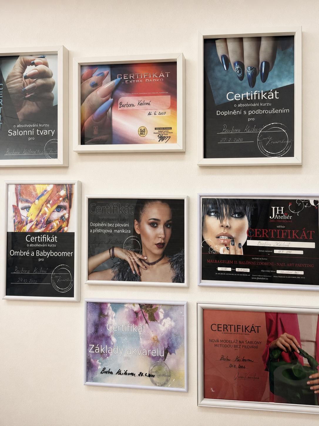 Certifikáty z kurzů nehtové modeláže